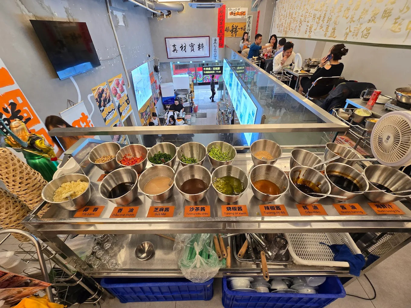 WangHeNiu có không gian 2 tầng thoáng đãng, nằm tại con phố sầm uất Tràng Tiền